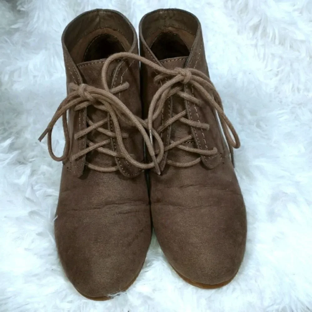 ARIZONA JEANS TAUPE WEDGE BOOTIES SZ.7M EUC